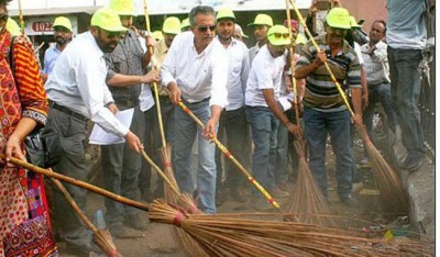 Waseem Akhtar-Clean Karachi Campaign