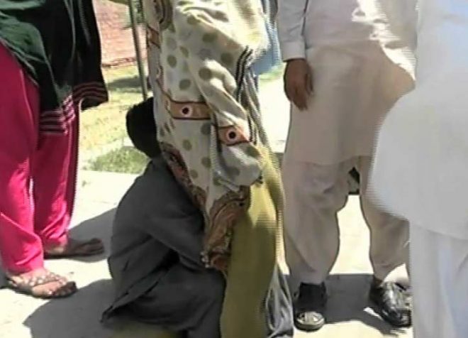 فیصل آباد: چائلڈ پروٹیکشن بیورو نے گلی میں کھیلنے والے چودہ بچوں کو پکڑ لیا