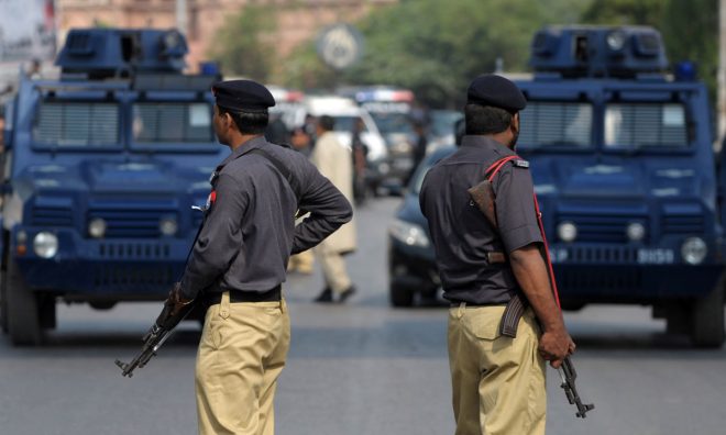 کراچی : پولیس مقابلے میں گینگ وار کمانڈر سمیت 2 ملزمان ہلاک
