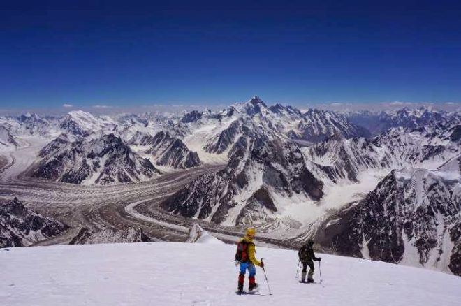 دو فرانسیسی کوہ پیماؤں کی گیشربروم کی چوٹی سر کرنے کے لیے پاکستان کیلئے روانگی