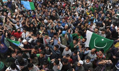 Kashmiri Leader waves Pakistani Flag