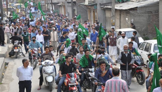 میر واعظ عمر فاروق کے جلسے میں کشمیریوں نے پاکستان کا جھنڈا لہرا دیا