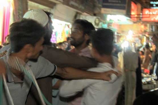 کراچی: شہریوں کی جیب تراش کو رنگے ہاتھوں پکڑ کر دھلائی