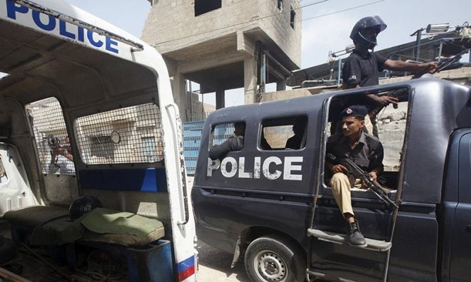 کراچی: پولیس موبائل سے مشابہت رکھنے والی گاڑی پکڑی گئی، 4 ملزمان گرفتار