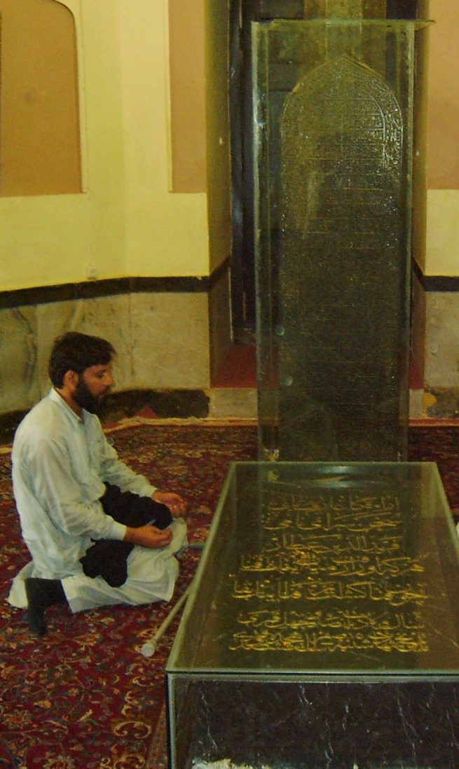 Shah Saeed ul Hasan at grave of Attar