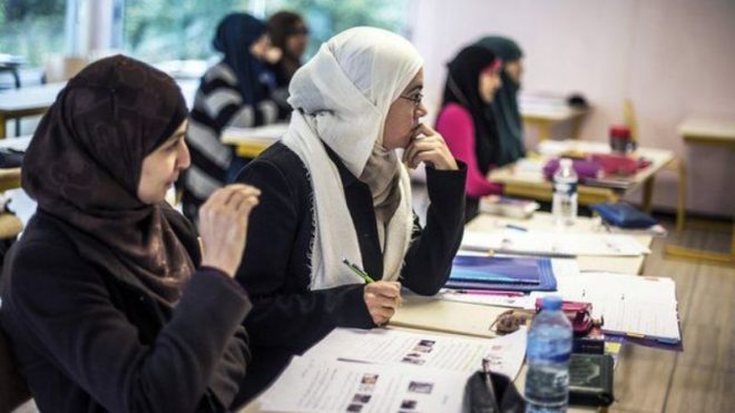 سپین میں مسلمان طلبہ کو حجاب کے ساتھ پڑھنے کی جازت مل گئی