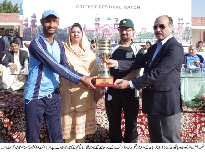 Athar Mehmood Give Trophy