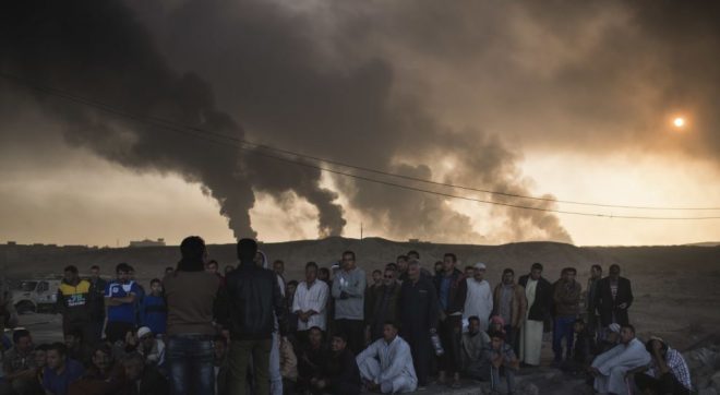 شہر خالی کرنے سے پہلے، داعش نے تیل کے کنووں میں آگ لگا دی