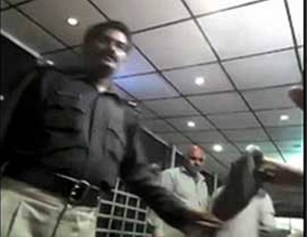 پولیس اہلکاروں کی ہوٹلوں سے شراب لینے کی ویڈیو منظر عام پر آ گئی