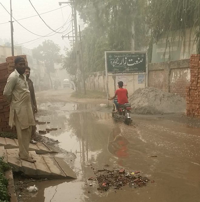 صنعت زار شیخوپورہ کے سامنے مچھروں اور گندگی کی افزائش کی صنعت خوب ترقی کر رہی ہے۔ اہلیان علاقہ اس ترقی کے سبب ناک ناک آگئے