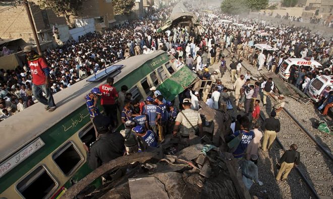 شہر قائد میں ٹرینوں کا خوفناک حادثہ