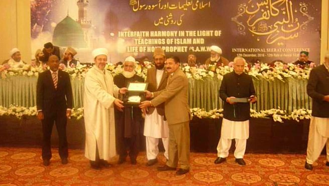 Rehmat Aziz Chitrali Receiving Sanad-e-Imtiaz and Seerat un Nabi Award