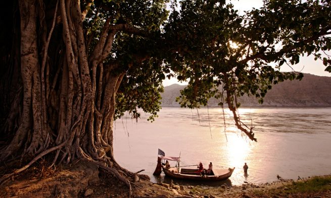  Bank of river Indus in Makhad