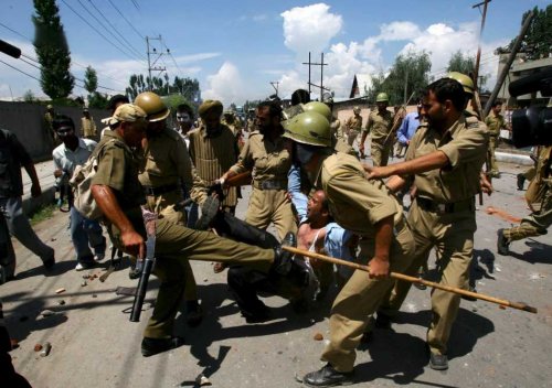 پیرس میں ایفل ٹاور کے سامنے مظلوم کشمیریوں سے اظہار یکجہتی کے لئے احتجاجی مظاہرہ