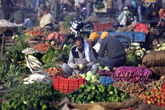 دھرنوں کے باعث راستے بند، رسد معطل، سبزیوں کی قلت