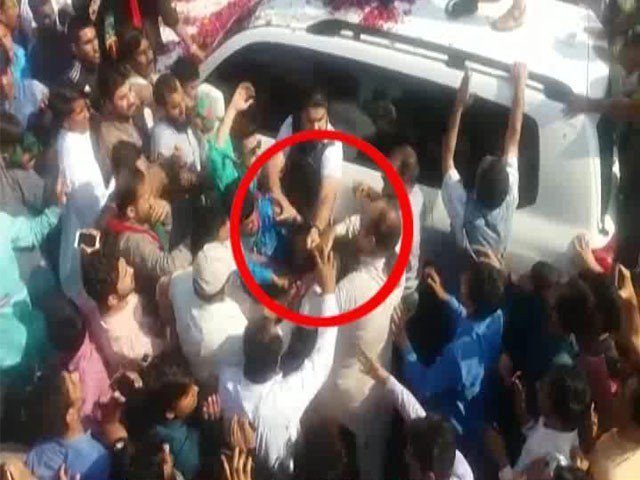 فیصل آباد میں عمران خان پر بھی جوتا پھینکنے کی کوشش، ملزم گرفتار