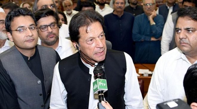 ملک کو مقروض بنانے والوں کا کڑا احتساب کریں گے، عمران خان