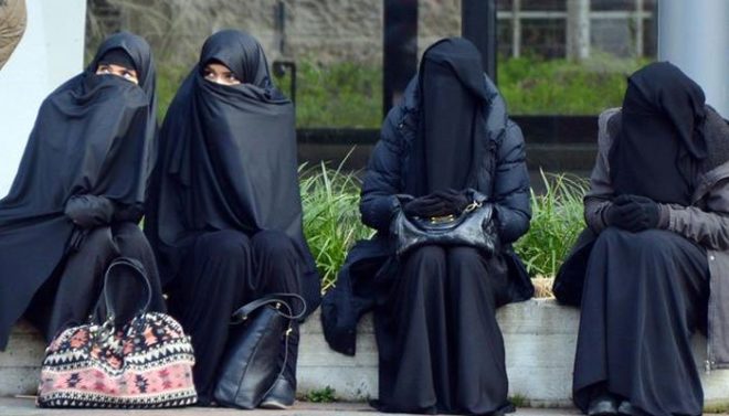 خیبرپختونخوا میں طالبات کے لازمی برقع پہننے کا نوٹیفکیشن واپس لینے کی ہدایت