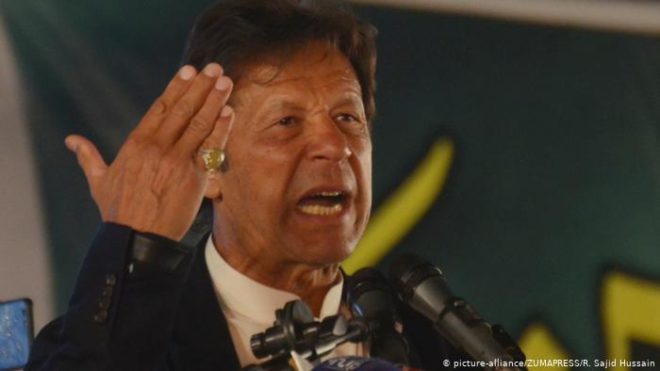 عمران کی وجہ سے فوج بدنام ہو رہی ہے