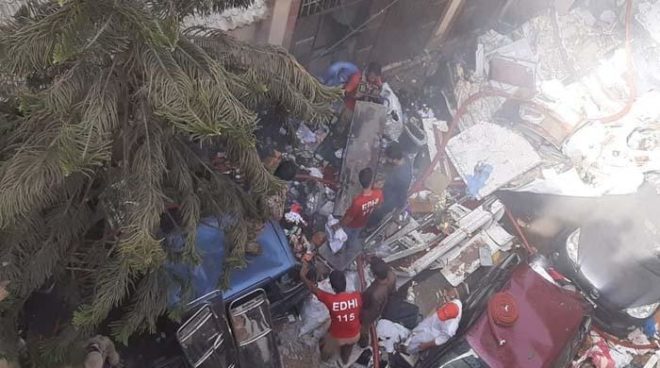 کراچی: پی آئی اے کا طیارہ ائیرپورٹ کے قریب آبادی پر گر کر تباہ، 57 افراد جاں بحق