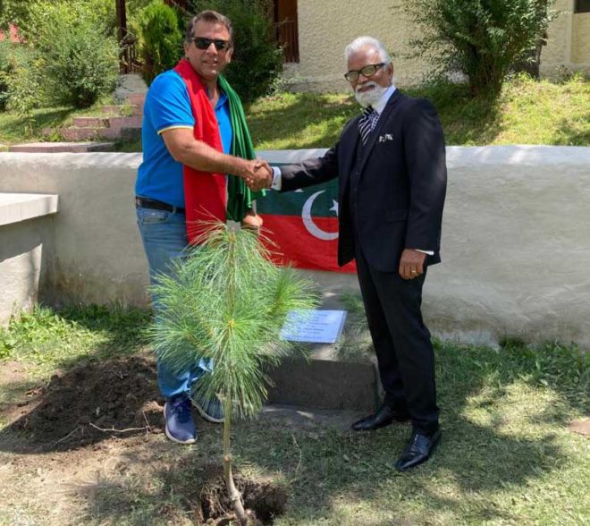 صدر یو سی 116 امجد وٹو شنگریلا ریزارٹ میں پودا لگا کر ڈائریکٹر آپریشنز رابن صادق کے ساتھ مصافحہ کر رہے ہیں