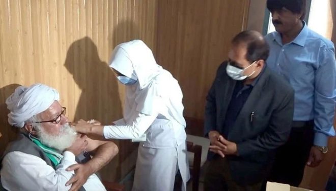 فیصل آباد: کورونا ویکسین کی پہلی ڈوز فوری طور پر بند کرنے کی ہدایت