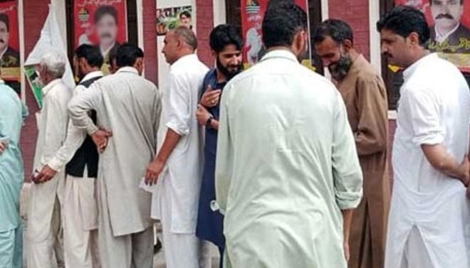 آزاد کشمیر الیکشن: اسکول پرنسپل سے جھگڑا، پشاور میں پولنگ عملے کا کام سے انکار