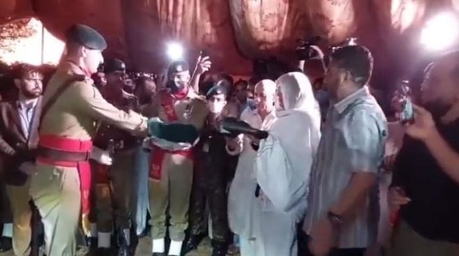 ڈاکٹر قدیر کی تدفین کے بعد ان کی صاحبزادی کو قومی پرچم پیش کیا گیا