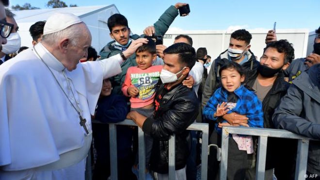 ‘پوپ، آئی لوو یو‘ : لیسبوس میں پوپ فرانسس کی پناہ گزینوں سے ملاقات